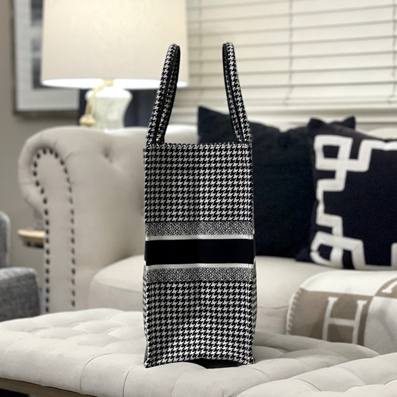 Christian Dior Book Tote in Canvas Embroidered Black and White Houndstooth - Picture 6 of 11